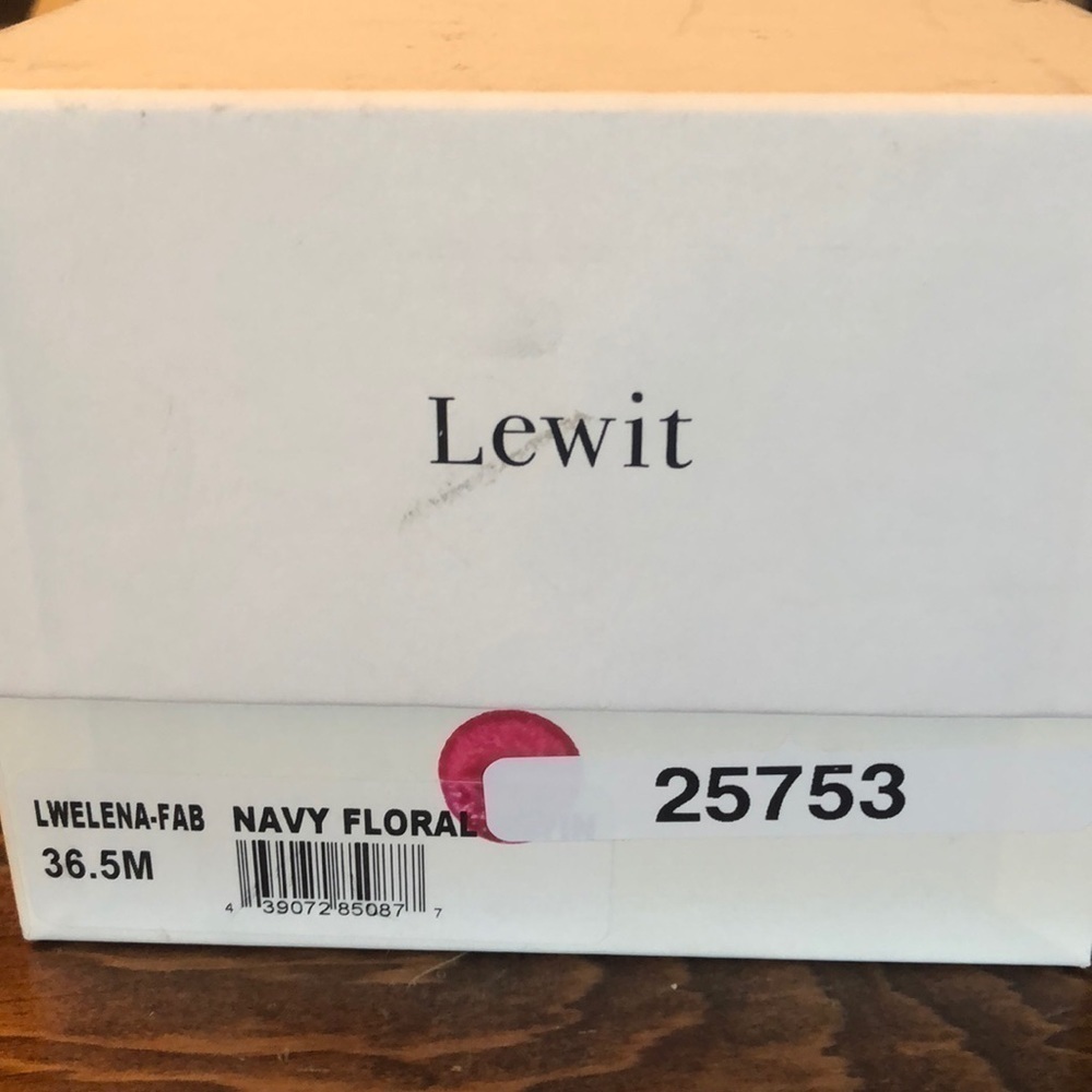 𝅺LEWITT Navy Floral 36.5 M ~ New in Box - Picture 5 of 5